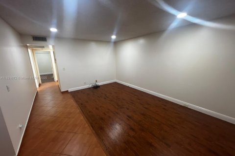 Copropriété à vendre à Pembroke Pines, Floride: 2 chambres, 76.09 m2 № 1978416 - photo 4