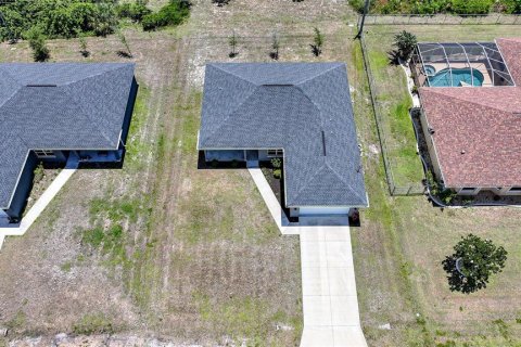 House in Port Charlotte, Florida 3 bedrooms, 145.21 sq.m. № 1740261 - photo 2