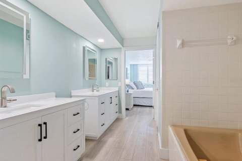 Condo in Sarasota, Florida, 2 bedrooms  № 2145430 - photo 24