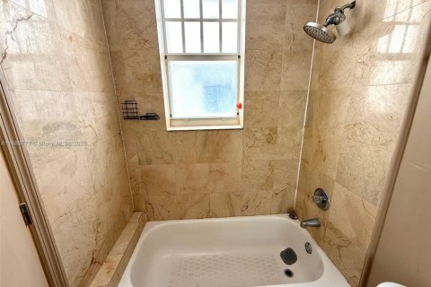 Condominio en alquiler en Miami Beach, Florida, 2 dormitorios, 86.49 m2 № 1932684 - foto 14