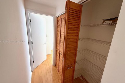 Condominio en alquiler en Miami Beach, Florida, 2 dormitorios, 86.49 m2 № 1932684 - foto 10