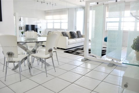 Condo in Miami Beach, Florida, 1 bedroom  № 1938006 - photo 3