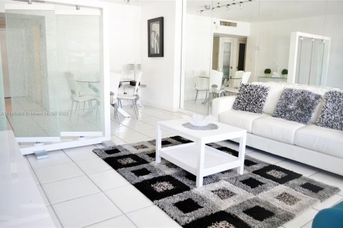 Condominio en alquiler en Miami Beach, Florida, 1 dormitorio, 77.57 m2 № 1938006 - foto 2