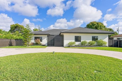 Villa ou maison à vendre à Miami, Floride: 5 chambres, 338.54 m2 № 1729037 - photo 1