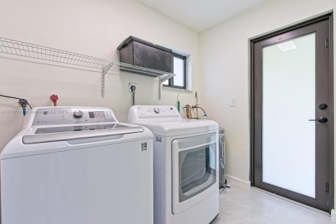 Villa ou maison à vendre à Miami, Floride: 5 chambres, 338.54 m2 № 1729037 - photo 13