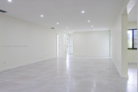 Villa ou maison à vendre à Miami, Floride: 5 chambres, 338.54 m2 № 1729037 - photo 14