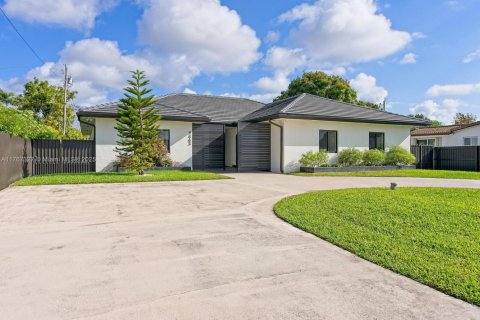 Villa ou maison à vendre à Miami, Floride: 5 chambres, 338.54 m2 № 1729037 - photo 5