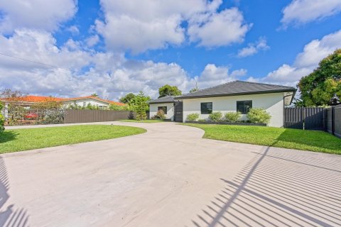 Villa ou maison à vendre à Miami, Floride: 5 chambres, 338.54 m2 № 1729037 - photo 4
