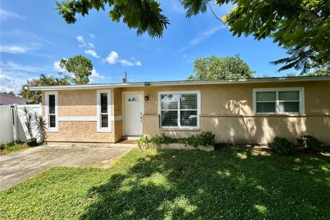 Casa en alquiler en Saint Petersburg, Florida, 2 dormitorios, 101.64 m2 № 1881417 - foto 1