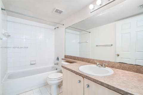 Copropriété à louer à Pembroke Pines, Floride: 2 chambres, 98.29 m2 № 2025249 - photo 13