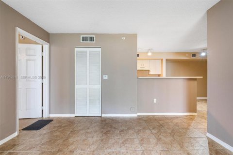 Copropriété à louer à Pembroke Pines, Floride: 2 chambres, 98.29 m2 № 2025249 - photo 6