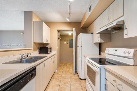 Copropriété à louer à Pembroke Pines, Floride: 2 chambres, 98.29 m2 № 2025249 - photo 2