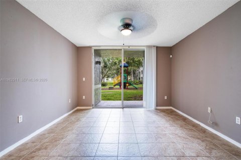 Copropriété à louer à Pembroke Pines, Floride: 2 chambres, 98.29 m2 № 2025249 - photo 4