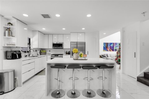 House in Miami, Florida 4 bedrooms, 220.18 sq.m. № 1867970 - photo 18