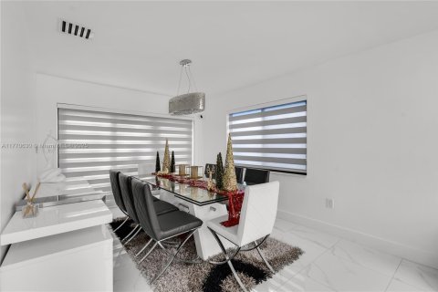 House in Miami, Florida 4 bedrooms, 220.18 sq.m. № 1867970 - photo 10