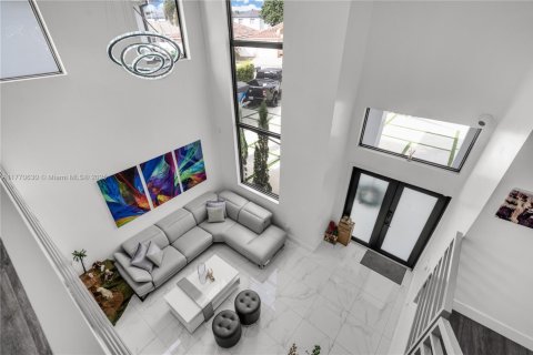 House in Miami, Florida 4 bedrooms, 220.18 sq.m. № 1867970 - photo 20