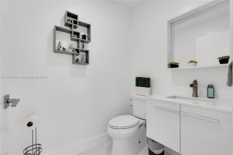 House in Miami, Florida 4 bedrooms, 220.18 sq.m. № 1867970 - photo 19