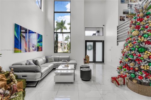 House in Miami, Florida 4 bedrooms, 220.18 sq.m. № 1867970 - photo 9