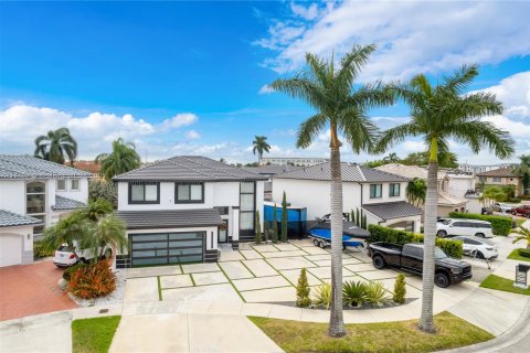 House in Miami, Florida 4 bedrooms, 220.18 sq.m. № 1867970 - photo 1