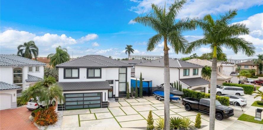 House in Miami, Florida 4 bedrooms, 220.18 sq.m. № 1867970