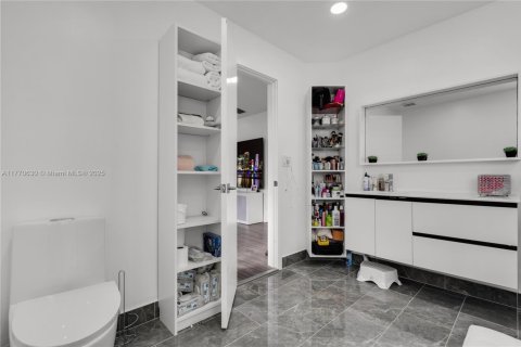 House in Miami, Florida 4 bedrooms, 220.18 sq.m. № 1867970 - photo 27