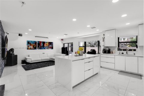 House in Miami, Florida 4 bedrooms, 220.18 sq.m. № 1867970 - photo 12