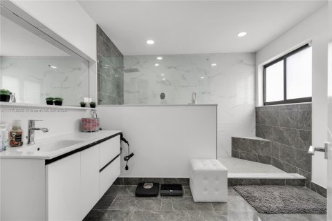 House in Miami, Florida 4 bedrooms, 220.18 sq.m. № 1867970 - photo 25