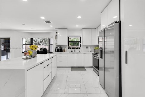 House in Miami, Florida 4 bedrooms, 220.18 sq.m. № 1867970 - photo 13