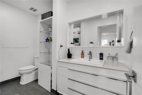 House in Miami, Florida 4 bedrooms, 220.18 sq.m. № 1867970 - photo 30