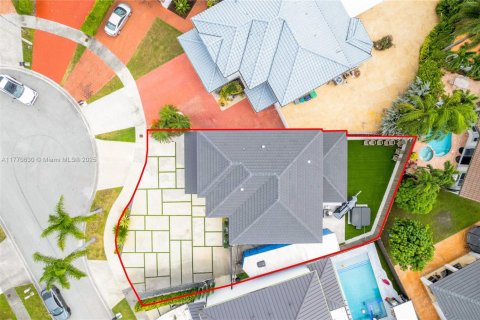 House in Miami, Florida 4 bedrooms, 220.18 sq.m. № 1867970 - photo 6