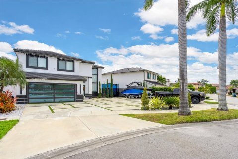 House in Miami, Florida 4 bedrooms, 220.18 sq.m. № 1867970 - photo 2