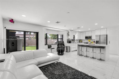 House in Miami, Florida 4 bedrooms, 220.18 sq.m. № 1867970 - photo 17