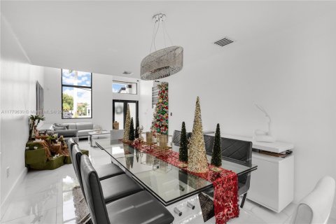 House in Miami, Florida 4 bedrooms, 220.18 sq.m. № 1867970 - photo 11