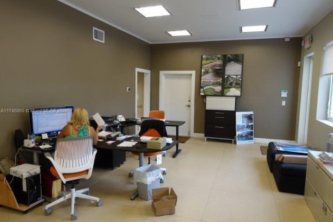 Commercial property in Miami, Florida № 1863548 - photo 18