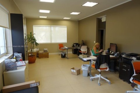 Commercial property in Miami, Florida № 1863548 - photo 17
