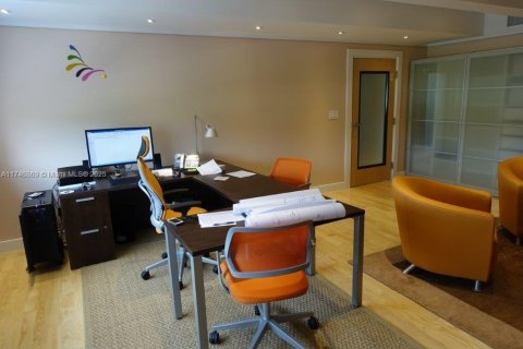 Commercial property in Miami, Florida № 1863548 - photo 4