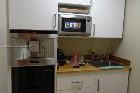 Commercial property in Miami, Florida № 1863548 - photo 16