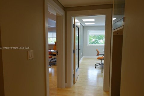 Commercial property in Miami, Florida № 1863548 - photo 8