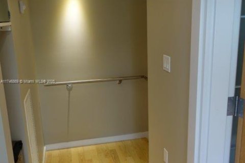 Commercial property in Miami, Florida № 1863548 - photo 13