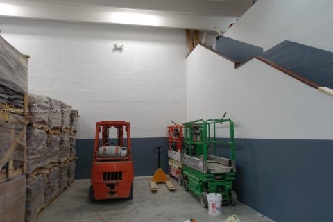 Commercial property in Miami, Florida № 1863548 - photo 23