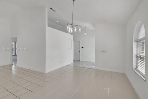 Villa ou maison à louer à Port St. Lucie, Floride: 3 chambres, 224.08 m2 № 1982122 - photo 5