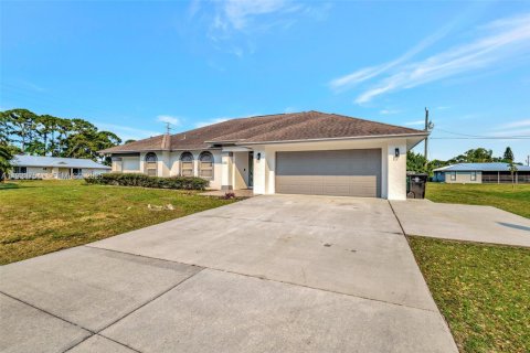 Villa ou maison à louer à Port St. Lucie, Floride: 3 chambres, 224.08 m2 № 1982122 - photo 1