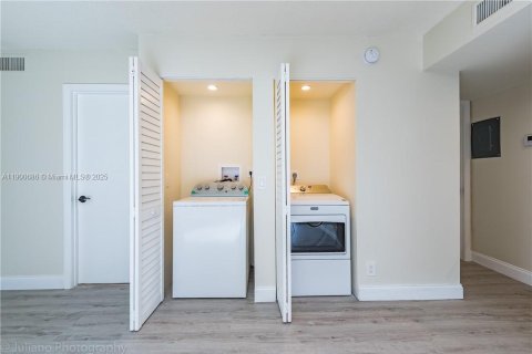 Condo in Weston, Florida, 2 bedrooms  № 1953413 - photo 12