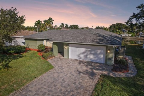 House in Saint Petersburg, Florida 3 bedrooms, 174.93 sq.m. № 2216908