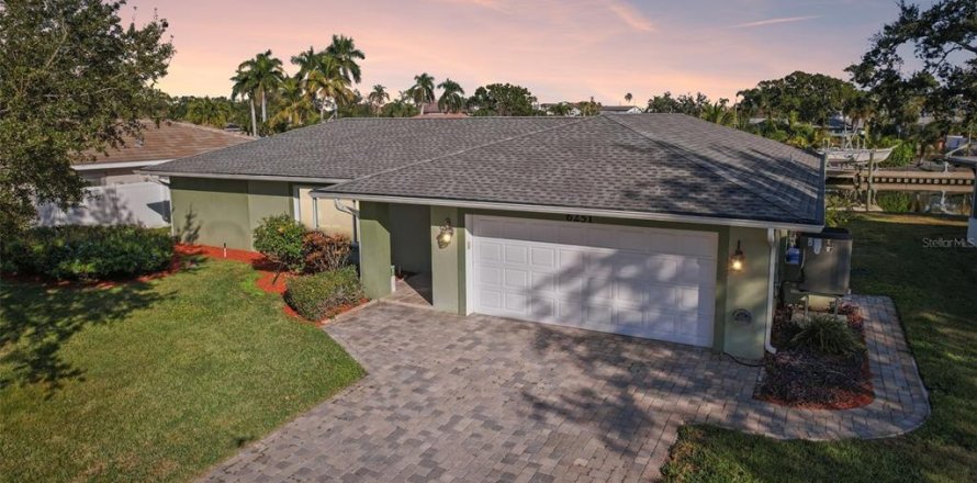 Casa en Saint Petersburg, Florida 3 dormitorios, 174.93 m2 № 2216908