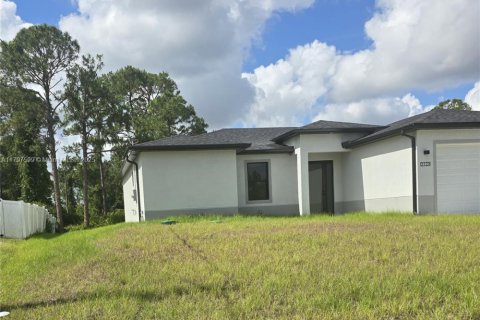 House in Lehigh Acres, Florida 3 bedrooms № 1861839 - photo 2