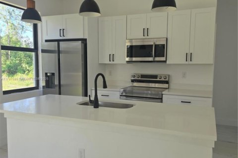 House in Lehigh Acres, Florida 3 bedrooms № 1861839 - photo 6