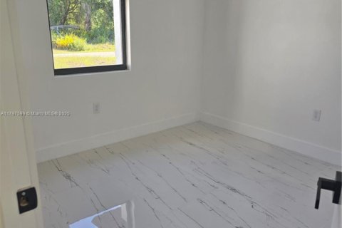 House in Lehigh Acres, Florida 3 bedrooms № 1861839 - photo 10