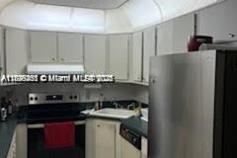 Condo in West Palm Beach, Florida, 2 bedrooms  № 1951192 - photo 4