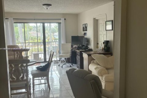 Condo in West Palm Beach, Florida, 2 bedrooms  № 1951192 - photo 2